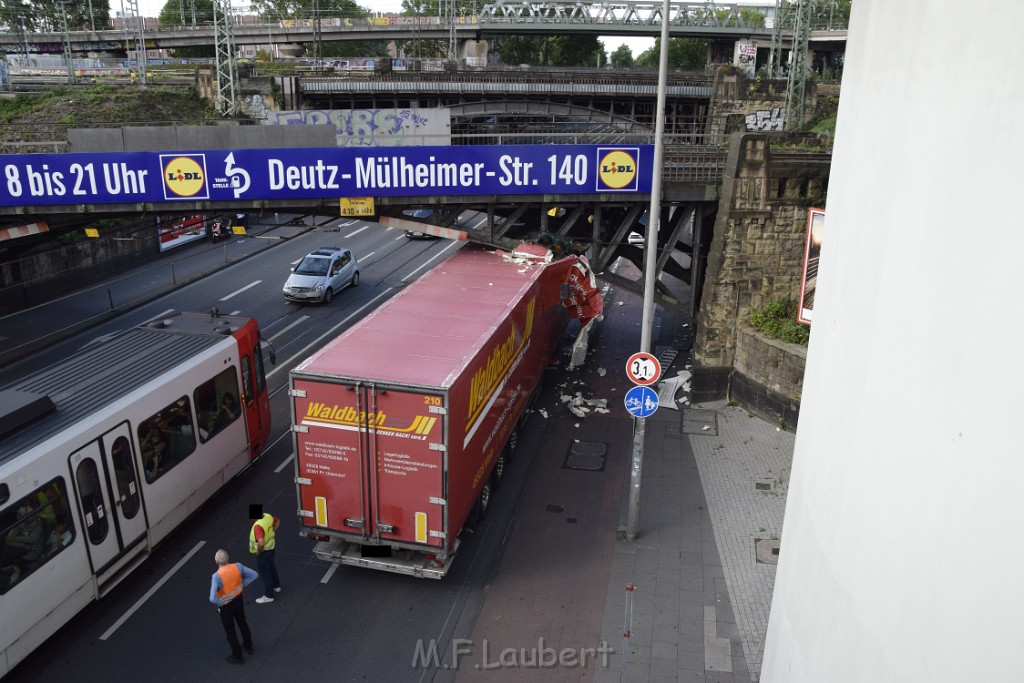 LKW blieb unter Bruecke haengen Koeln Deutz Opladenerstr Deutz Muelheimerstr P055.JPG - Miklos Laubert